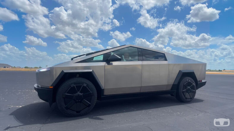 elon-musk-nel-cybertruck