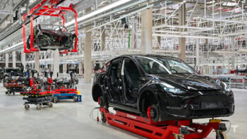 Tesla potrebbe iniziare a produrre auto in Italia: il governo sta lavorando ad un accordo
