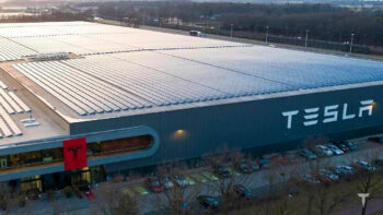 Tesla: si ferma la produzione nella GigaFactory di Berlino per un blackout causato da un incendio doloso