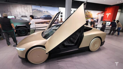Il Tesla Cybercab arriva a Milano: date e dettagli del tour europeo del Robotaxi