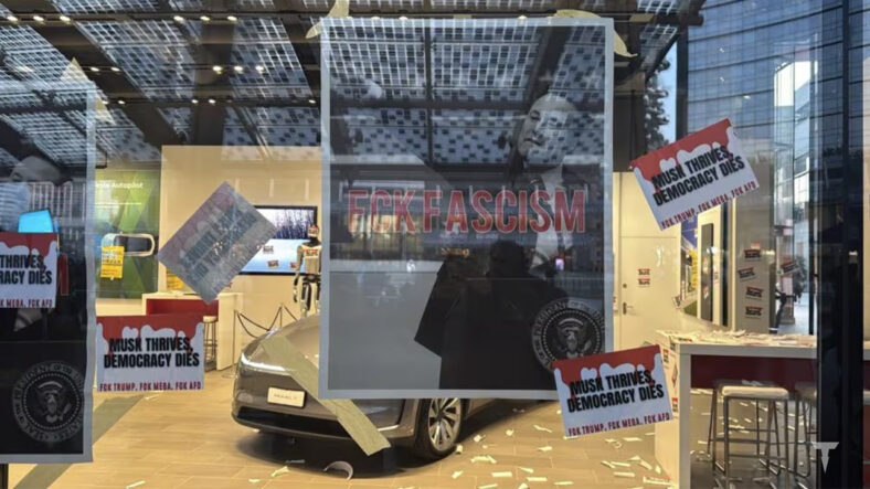 protesta contro musk milano