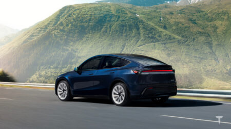 Tesla introduce il nuovo colore “Blu Marino” per Model Y Premium e Performance