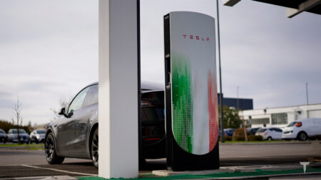 Tesla raggiunge quota 1000 Supercharger in Italia e celebra il traguardo con una stazione speciale a Busto Arsizio