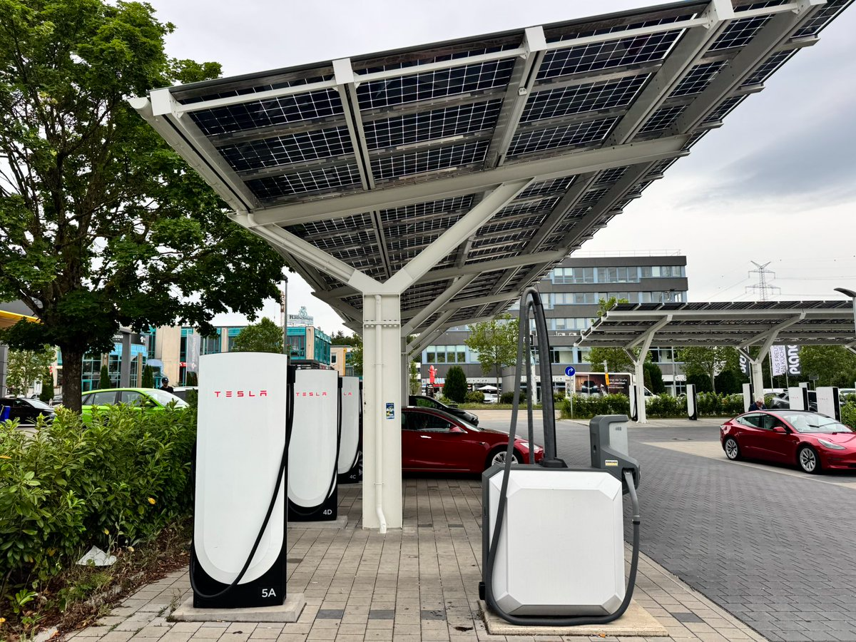 Tesla inizia a installare aspirapolvere gratuiti ai Supercharger: il debutto è in Europa — screenshot 1
