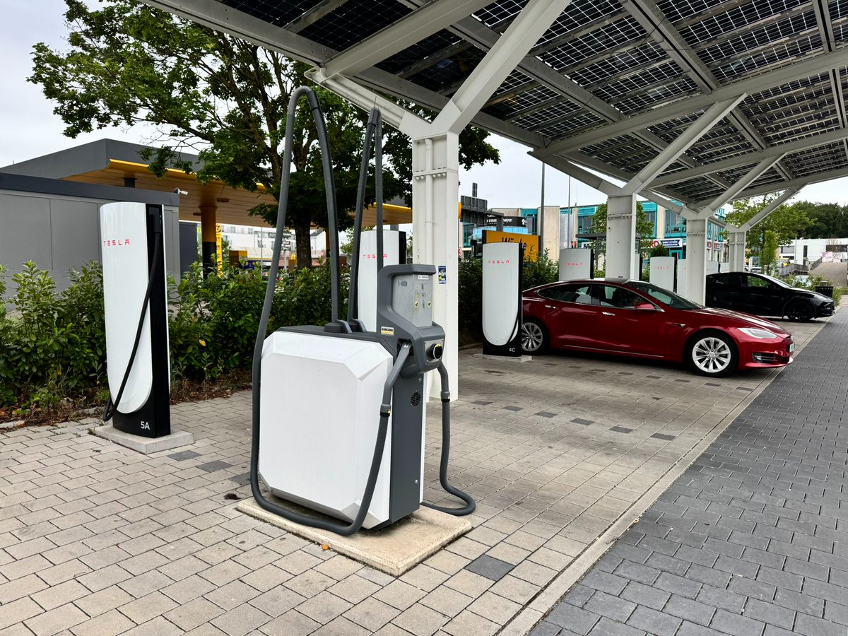 Tesla inizia a installare aspirapolvere gratuiti ai Supercharger: il debutto è in Europa — screenshot 2