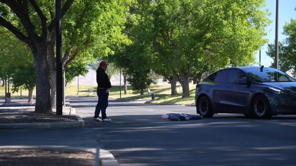 FSD evita un ostacolo in 0,13 secondi: il test che mostra i riflessi “disumani” della guida autonoma Tesla — screenshot 2