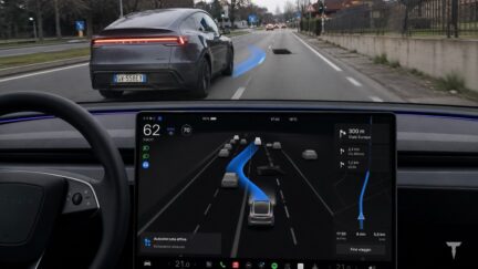 FSD evita un ostacolo in 0,13 secondi: il test che mostra i riflessi "disumani" della guida autonoma Tesla