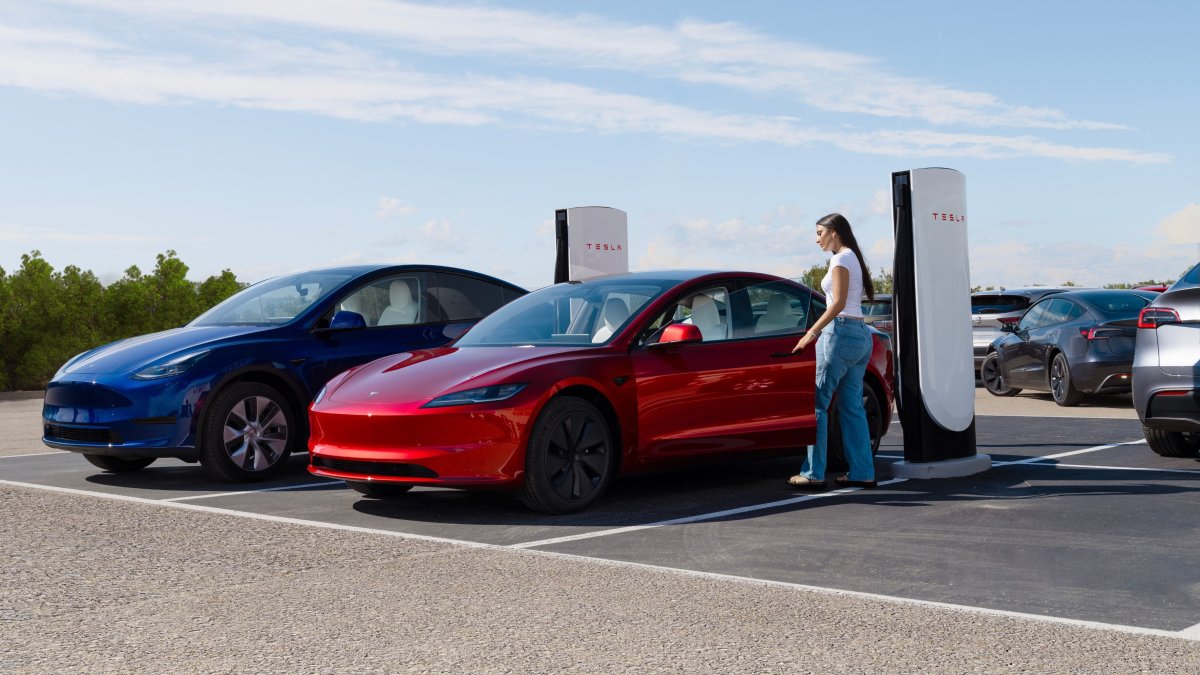 Tesla inizia a installare aspirapolvere gratuiti ai Supercharger: il debutto è in Europa — screenshot 1