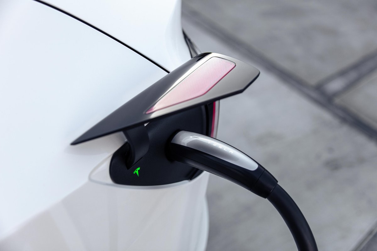 Tesla inizia a installare aspirapolvere gratuiti ai Supercharger: il debutto è in Europa — screenshot 3