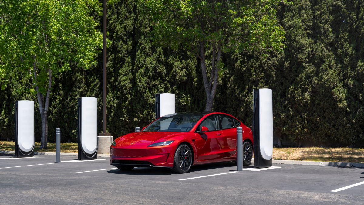 Tesla inizia a installare aspirapolvere gratuiti ai Supercharger: il debutto è in Europa — screenshot 2