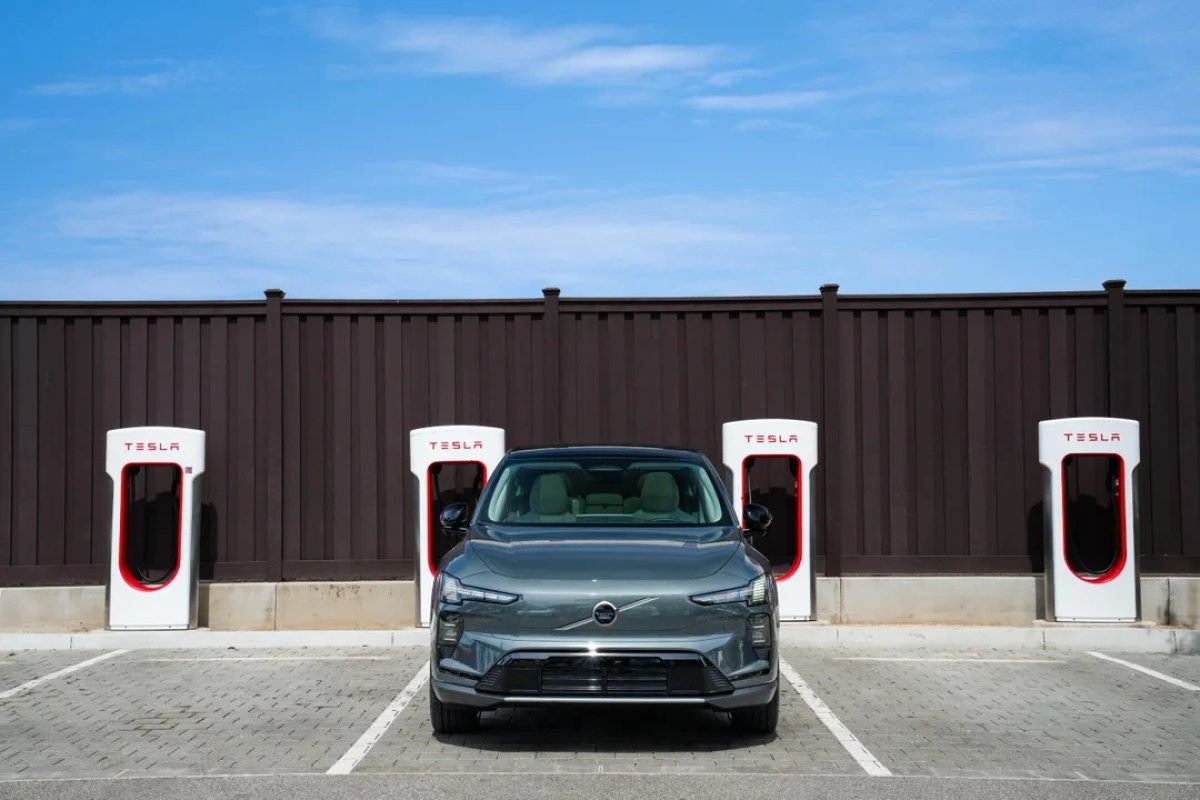 Tesla inizia a installare aspirapolvere gratuiti ai Supercharger: il debutto è in Europa — screenshot 4