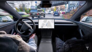 La Svezia chiede all'UE di bocciare l'FSD di Tesla: nel mirino la funzione che fa superare i limiti di velocità