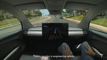 Tesla inizia a testare ad Austin i Cybercab senza volante né pedali: la guida autonoma totale è più vicina