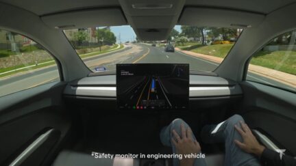 Tesla inizia a testare ad Austin i Cybercab senza volante né pedali: la guida autonoma totale è più vicina