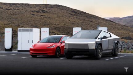 Tesla apre in Europa il primo Supercharger V4 completo: fino a 500 kW di potenza