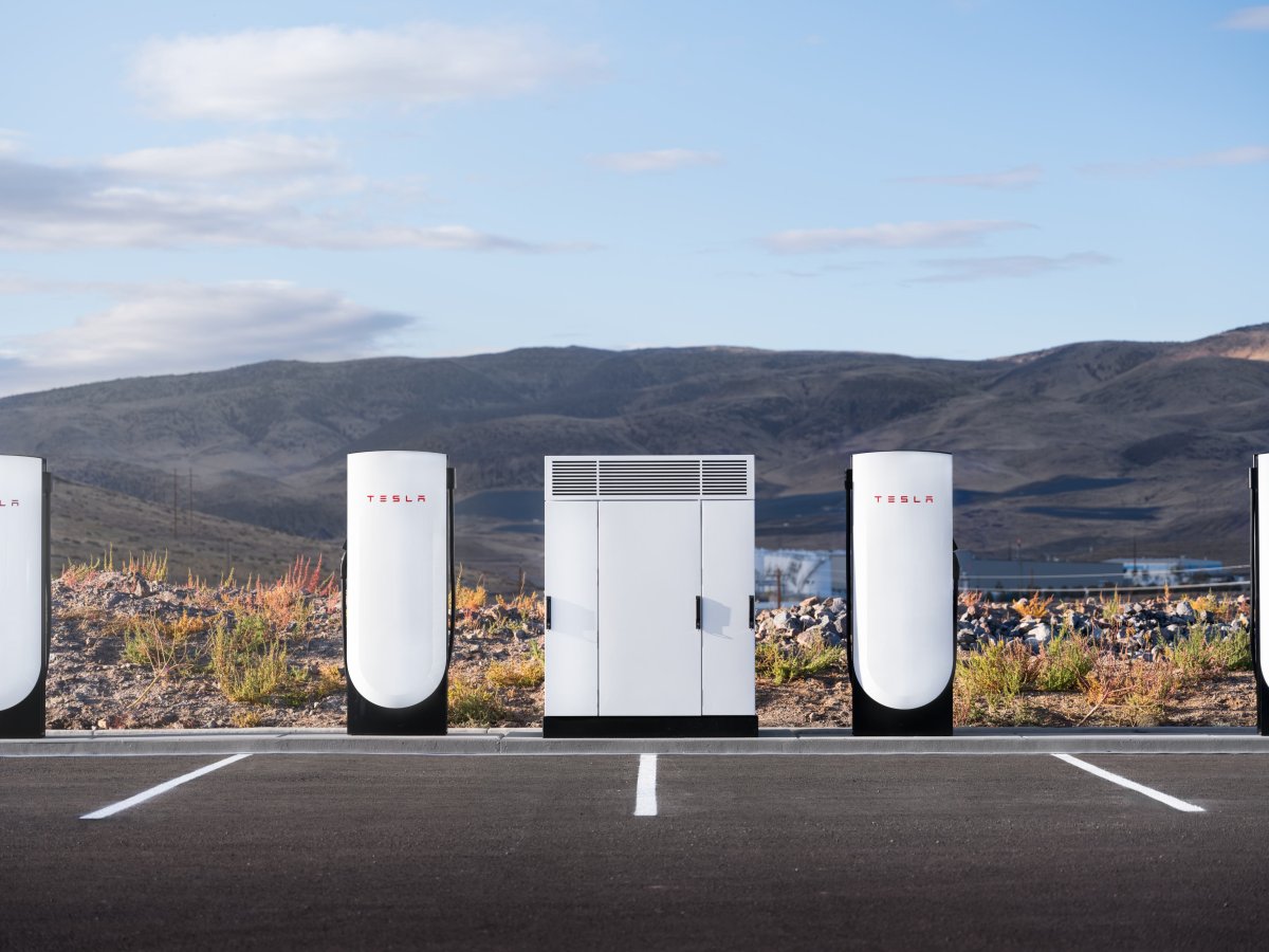 Tesla apre in Europa il primo Supercharger V4 completo: fino a 500 kW di potenza — screenshot 1