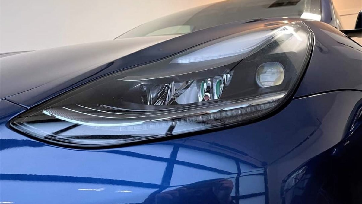 Tesla costretta a richiamare quasi 20.000 Model 3 e Model Y: gli anabbaglianti sono troppo luminosi e non basta un update — screenshot 1