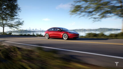 Model 3 contro una casa, l'NTSB conferma: a premere l'acceleratore è stato il guidatore, non l'FSD