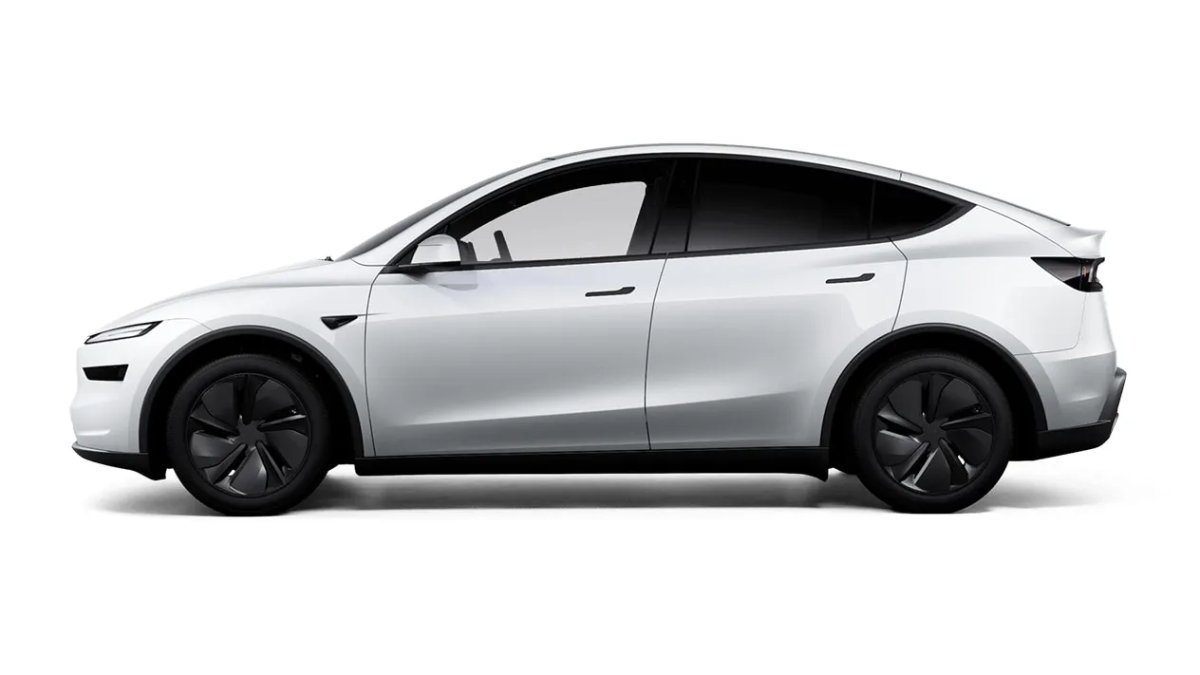Tesla Model Y L avvistata camuffata in Germania: il SUV a sei posti si prepara al debutto europeo — screenshot 2