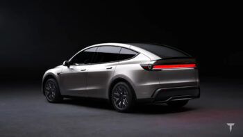 Tesla Model Y L avvistata camuffata in Germania: il SUV a sei posti si prepara al debutto europeo