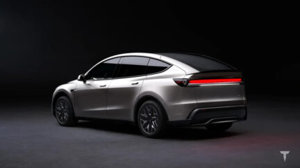 Tesla Model Y L avvistata camuffata in Germania: il SUV a sei posti si prepara al debutto europeo