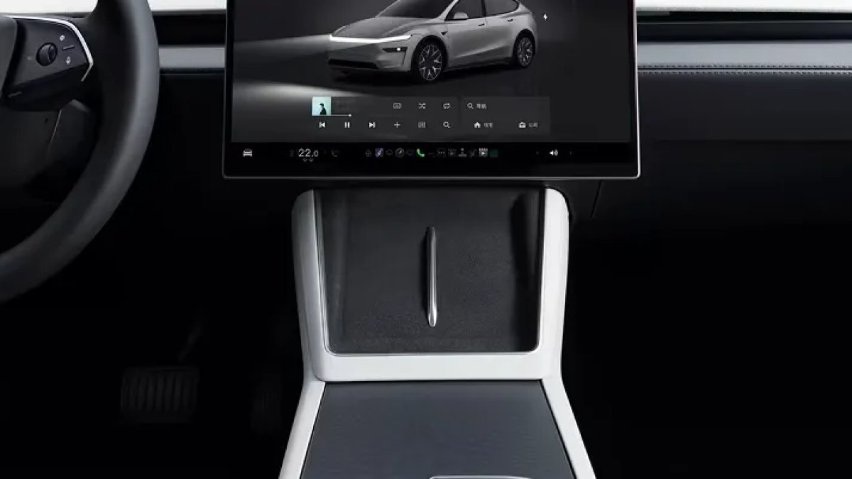 Tesla Model Y L avvistata camuffata in Germania: il SUV a sei posti si prepara al debutto europeo — screenshot 5