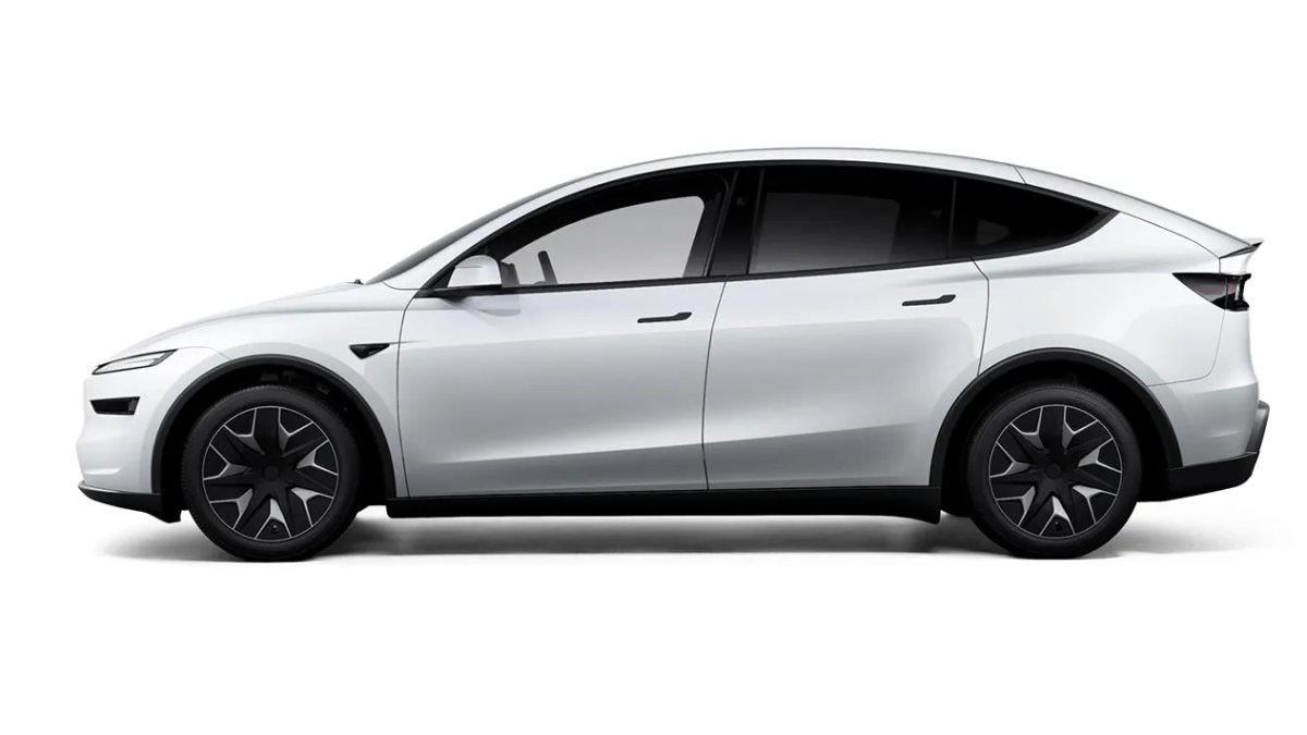 Tesla Model Y L avvistata camuffata in Germania: il SUV a sei posti si prepara al debutto europeo — screenshot 1