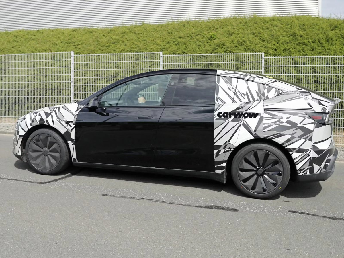 Tesla Model Y L avvistata camuffata in Germania: il SUV a sei posti si prepara al debutto europeo — screenshot 2