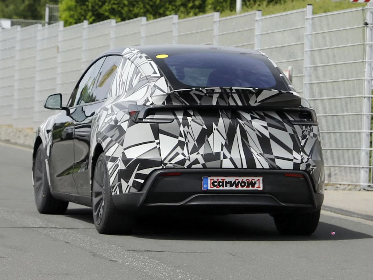 Tesla Model Y L avvistata camuffata in Germania: il SUV a sei posti si prepara al debutto europeo — screenshot 3