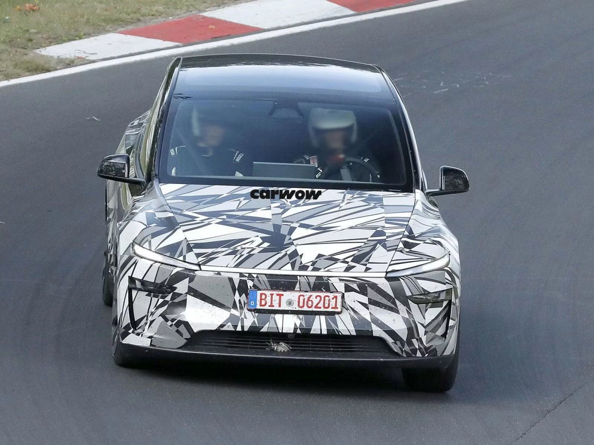 Tesla Model Y L avvistata camuffata in Germania: il SUV a sei posti si prepara al debutto europeo — screenshot 4