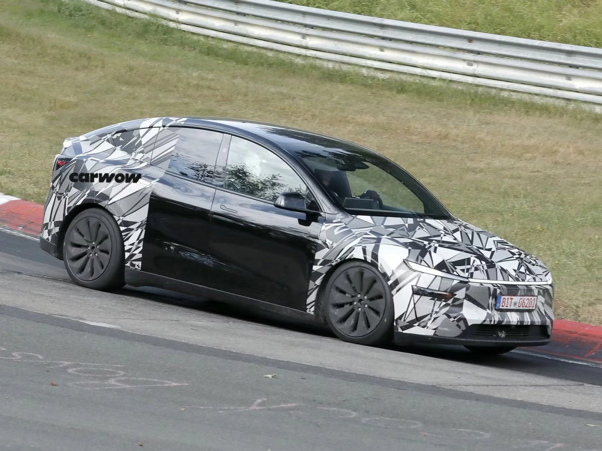 Tesla Model Y L avvistata camuffata in Germania: il SUV a sei posti si prepara al debutto europeo — screenshot 5