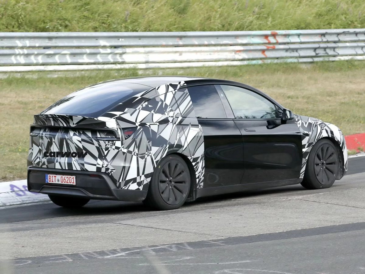 Tesla Model Y L avvistata camuffata in Germania: il SUV a sei posti si prepara al debutto europeo — screenshot 6