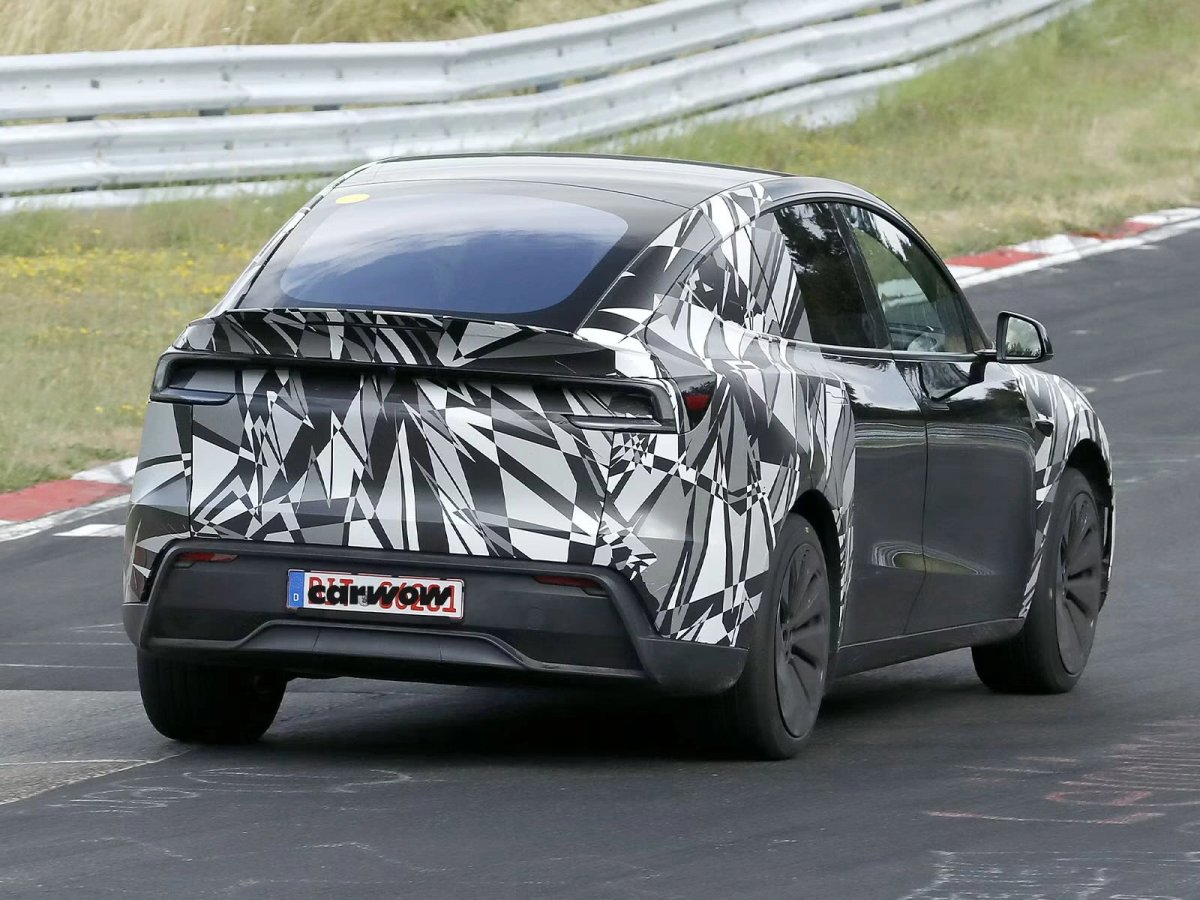 Tesla Model Y L avvistata camuffata in Germania: il SUV a sei posti si prepara al debutto europeo — screenshot 7