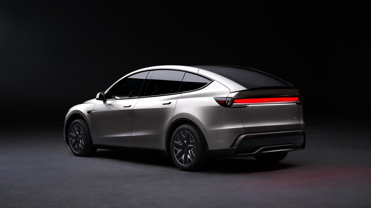 Tesla Model Y L avvistata camuffata in Germania: il SUV a sei posti si prepara al debutto europeo — screenshot 1