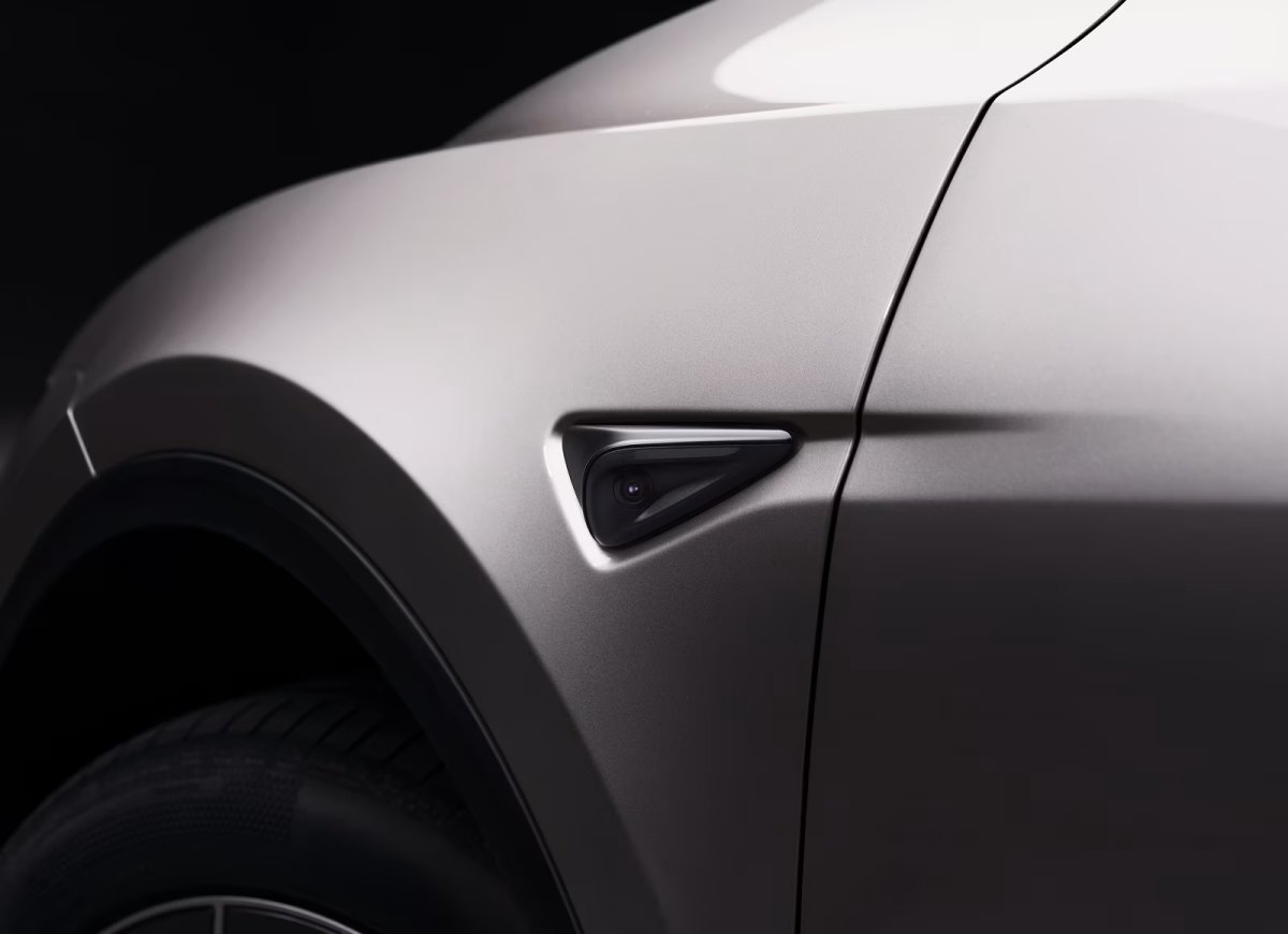Tesla Model Y L avvistata camuffata in Germania: il SUV a sei posti si prepara al debutto europeo — screenshot 2