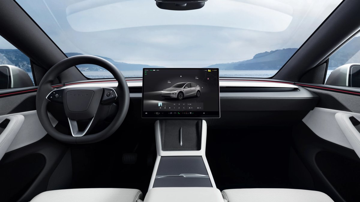 Tesla Model Y L avvistata camuffata in Germania: il SUV a sei posti si prepara al debutto europeo — screenshot 3