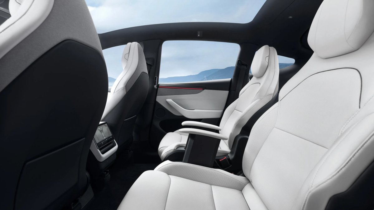 Tesla Model Y L avvistata camuffata in Germania: il SUV a sei posti si prepara al debutto europeo — screenshot 7