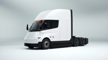 Tesla conferma l'FSD sul Tesla Semi: il camion elettrico guiderà da solo entro il prossimo anno
