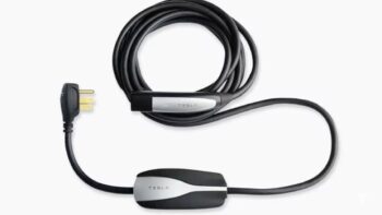 Tesla aggiorna anche il cavo di ricarica: firmware in arrivo per il Mobile Connector