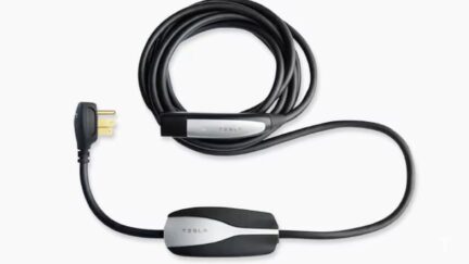 Tesla aggiorna anche il cavo di ricarica: firmware in arrivo per il Mobile Connector