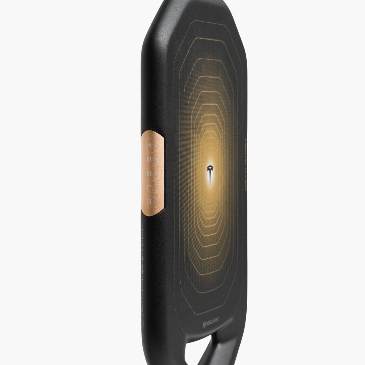 Tesla lancia la racchetta da pickleball Aurum ispirata al Cybercab: finiture dorate, firma Selkirk e 295 dollari di listino — screenshot 1