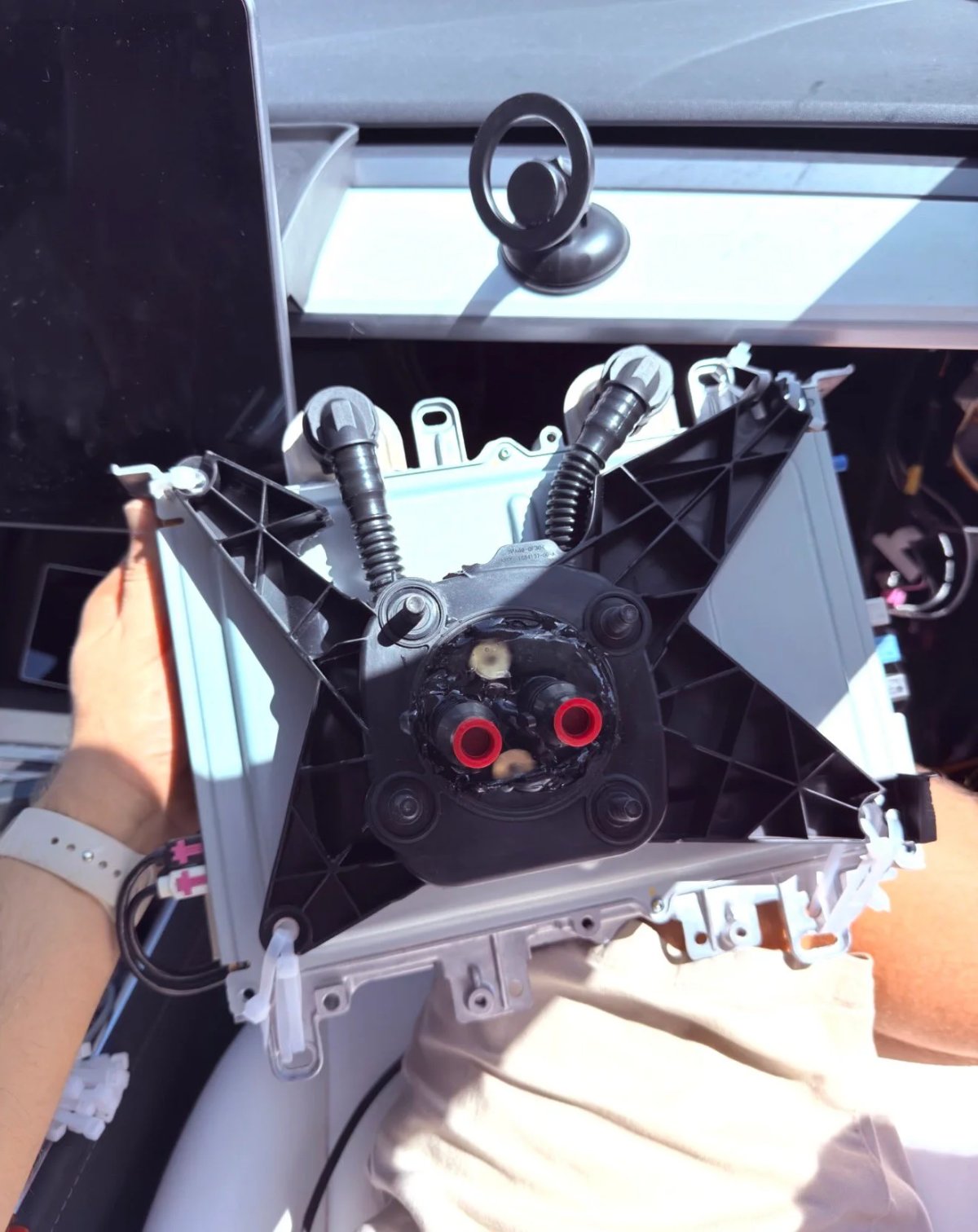 Un proprietario monta l’hardware HW4 su una Model 3 del 2022 e l’auto guida: il retrofit che Tesla non offre — screenshot 1