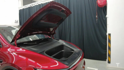 Tesla pubblica la procedura per portare il V2L sulle Model Y più vecchie: 344 passaggi e 1.750 dollari di solo convertitore