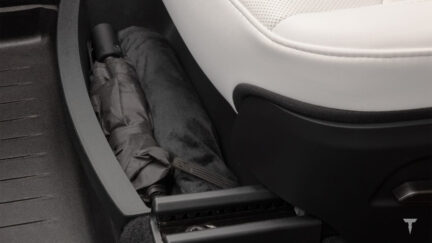 Tesla lancia il vassoio portaoggetti nascosto sotto il sedile della Model Y: 40 dollari per sfruttare uno spazio inutilizzato