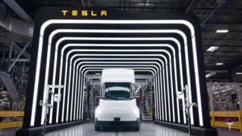 Il Tesla Semi si prepara all'Europa: dopo la Germania tocca alla Francia, prime consegne intorno al 2027