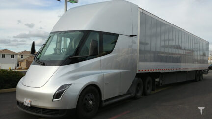 Il Tesla Semi arriva in Europa: specifiche e dettagli di lancio saranno svelati a settembre all'IAA di Hannover