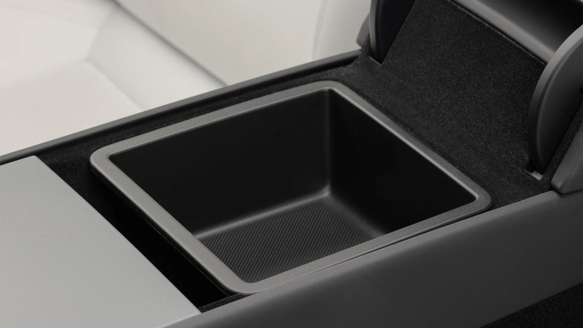 Tesla porta anche in Italia i vassoi scorrevoli per la console centrale della nuova Model Y: costano 40 euro — screenshot 2