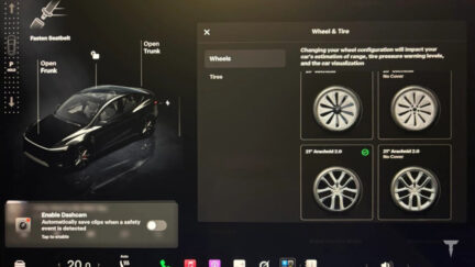 Tesla avvia il rollout dell'aggiornamento 2026.32: nuovo menu visuale dei cerchi, ricerca su Apple Music e un richiamo europeo risolto via OTA