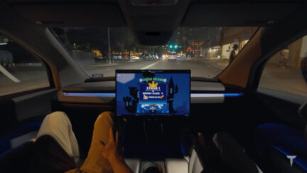 Musk conferma: nel Cybercab si potrà collegare la PlayStation o la Xbox al touchscreen da 22 pollici