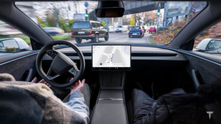Tesla apre i dati dell'FSD in Europa: 4,1 volte meno incidenti e la dashboard usata per l'omologazione olandese